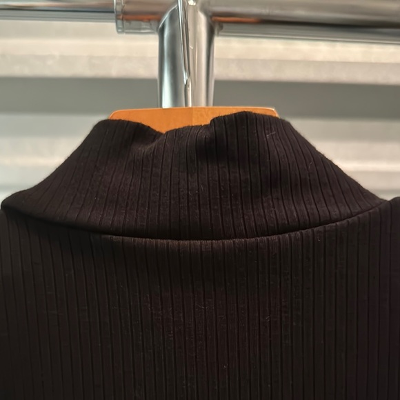 Banana Republic Black Mock Neck Sleeveless Top - Picture 4 of 6